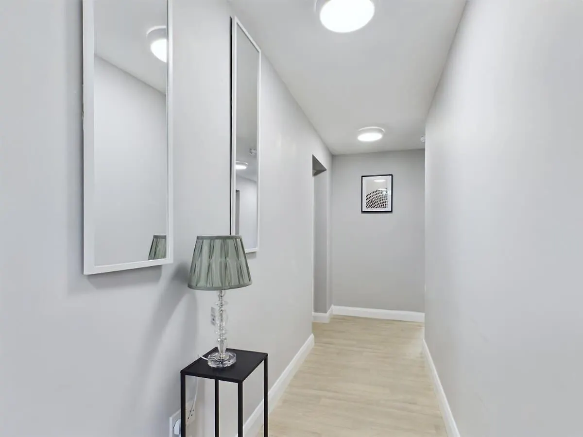Modern 1 Bedroom Apartment In Belfast 0*,